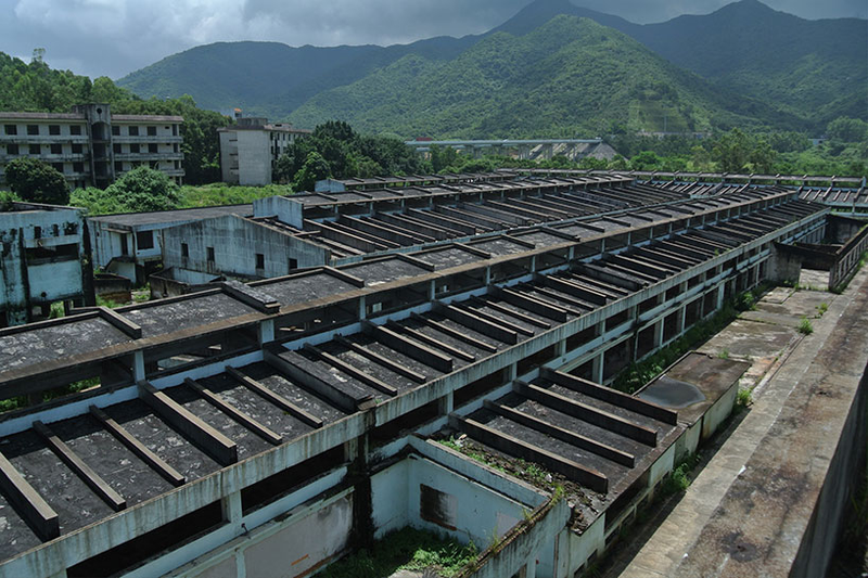 Illustration for article titled This Huge Decrepit Factory Is Home to an Amazing Art Gallery
